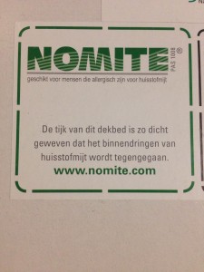 Het Nomite keurmerk op een donzen dekbed verpakking